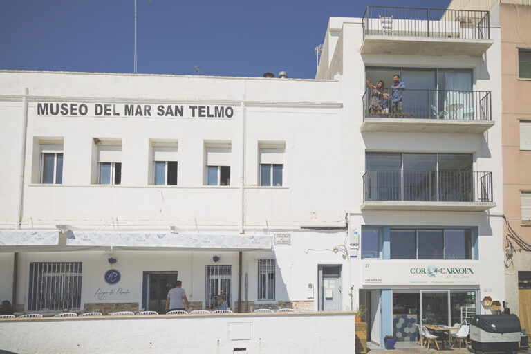 Inspiramar last-minute offers in Peñíscola. Exterior of the beachfront apartments.